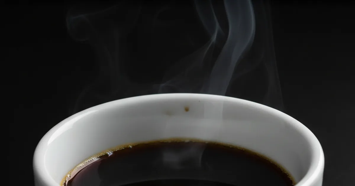 Tasse de café noir posée sur une table avec des expressions faciales illustrant l'amertume excessive d'un mauvais café